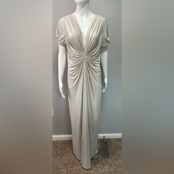 👗 Nothing But Love Plunging Ruched Beige Evening Dress - Size Large ✨ - Picture 2 of 15